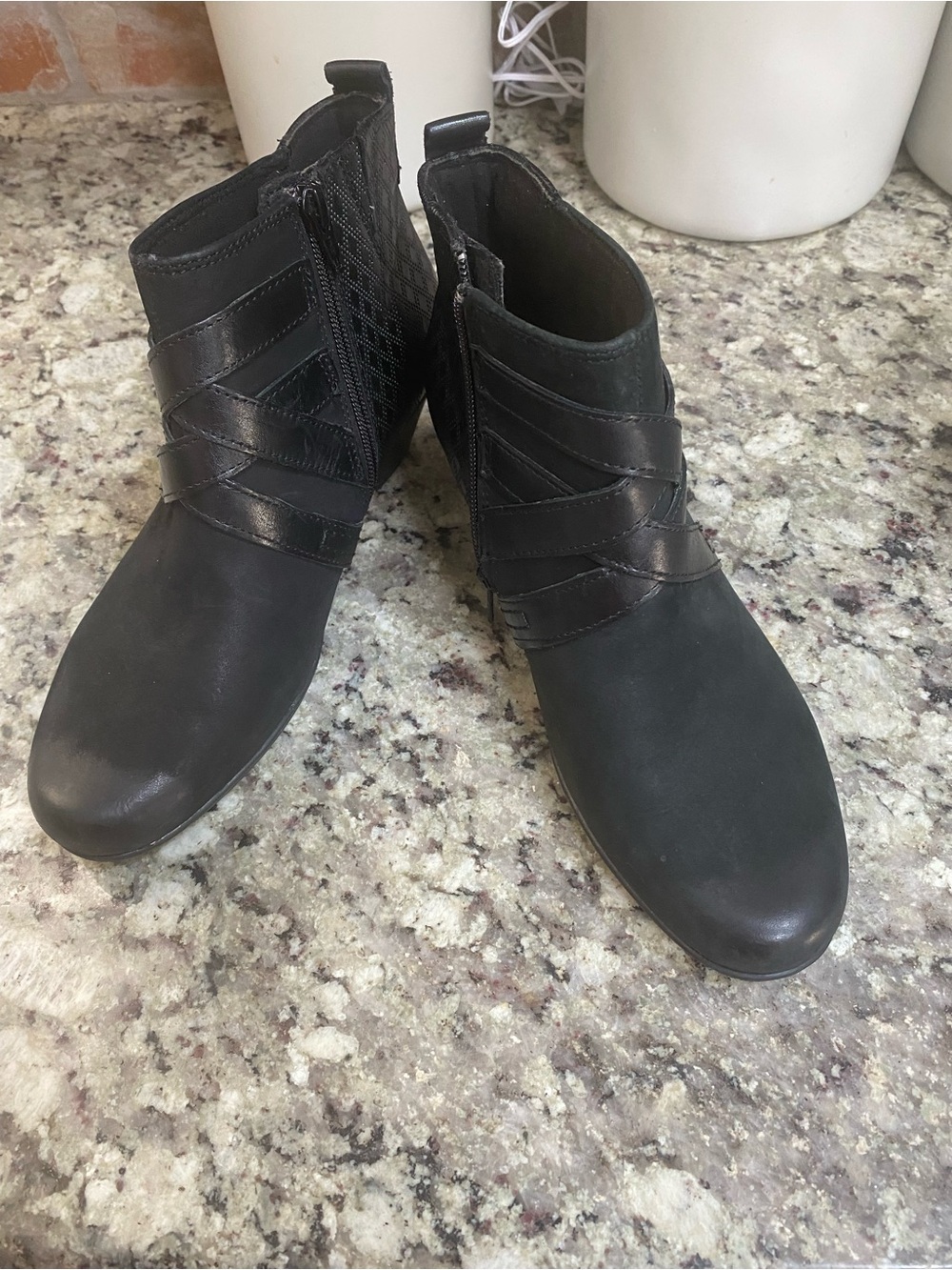 Earth Emerald black suede/leather ankle boots. Size 8.5 B